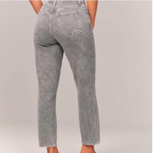 NWT Abercrombie and Fitch The Mom High Rise Jeans Light Grey Wash Size 0/25 - Picture 2 of 10
